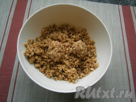 Руками тщательно перемешать получившуюся смесь. Затем попробовать смесь на слепливание - если лепится комок при достаточно сильном сжатии и держит форму - готово. Если же комок будет рассыпаться - добавьте ещё 1 столовую ложку мёда.