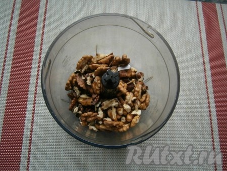 Грецкие орехи поместить в чашу блендера.