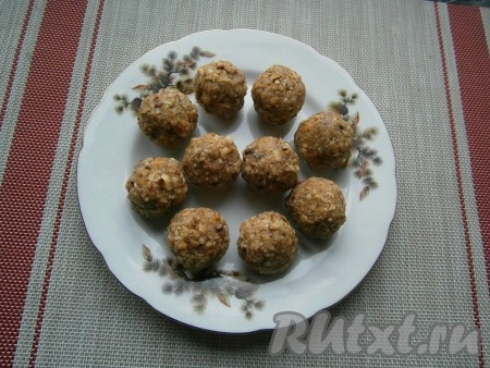 Чуть влажными руками слепить из этой смеси плотные шарики размером немного больше грецкого ореха. У меня получились 10 шариков.