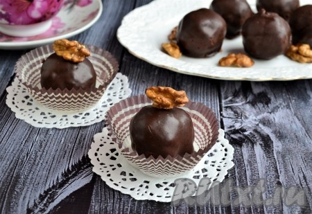 Невероятно вкусные конфеты "Мягкий грильяж", приготовленные по этому несложному рецепту, поместить в холодильник до полного застывания глазури (примерно, на 3-4 часа), после чего можно угощать ими родных и гостей. 