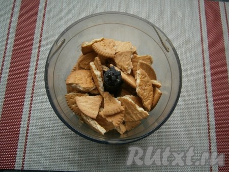 Добавить печенье, поломанное на кусочки.