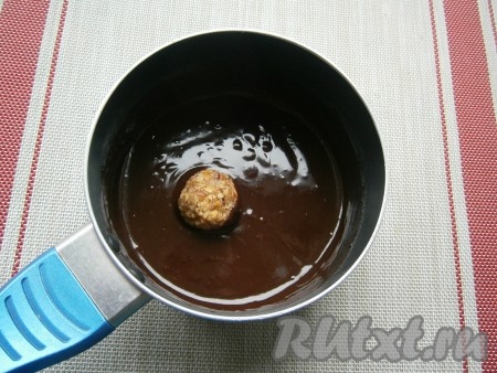 Дать приготовленной глазури немного остыть и полностью окунуть в шоколад охлаждённые шарики (можно одновременно окунать по 1-2 шарика).