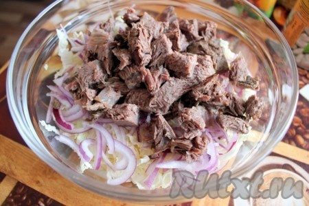 Говядину нарезать небольшими кубиками.
