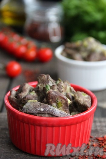 Вкусную, нежную свиную печень, приготовленную по-строгановски, разложить со сковороды по тарелкам и с гарниром (например, с рисом, картофельным пюре или макаронами) подать к столу.