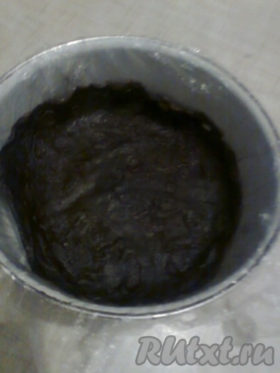 Ставим чашки в холодильник на 30 минут для застывания. В подходящую форму для торта, выстеленную пищевой плёнкой (у меня форма диаметром 16 см), выкладываем один из двух отложенных блинов.