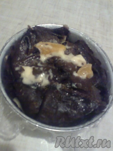 Далее вынимаем из чашечек блины с застывшим йогуртом и фруктами. Выкладываем в форму на нижний блин все 8 блинов с начинкой любым удобным способом.