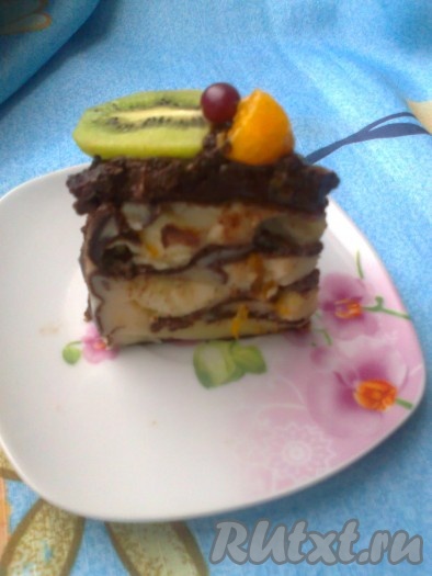 Вот так блинный торт с фруктами и йогуртом выглядит в разрезе.