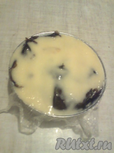 Сверху заливаем готовый торт оставшимся йогуртом с желатином.