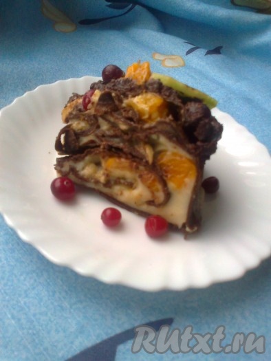 Вот так блинный торт с фруктами и йогуртом выглядит в разрезе.