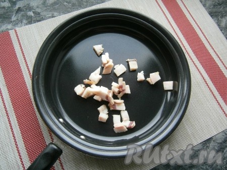 Свежее сало нарезать небольшими кусочками, выложить в сковороду.
