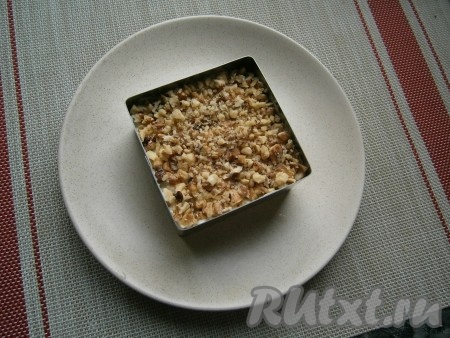 Посыпать салат сверху рубленными грецкими орехами.
