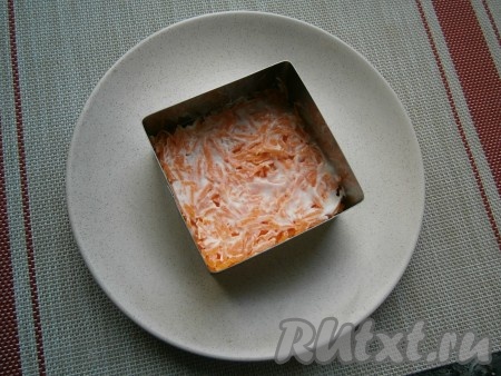 Следующим слоем выложить очищенную и натёртую на средней (или мелкой) тёрке морковь, смазать соусом из йогурта и майонеза.
