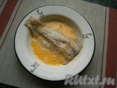 Затем окунуть каждую корюшку в предварительно взбитое яйцо.
