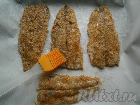 Сверху кулинарной кисточкой лёгкими движениями смазать рыбу оставшимся растительным маслом.
