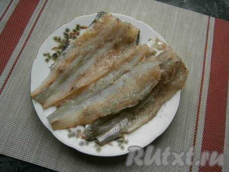 Корюшку сбрызнуть лимонным соком, посолить и поперчить.
