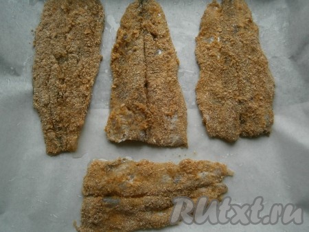 Противень застелить пергаментом, смазать его 1 столовой ложкой растительного масла, выложить всю корюшку.
