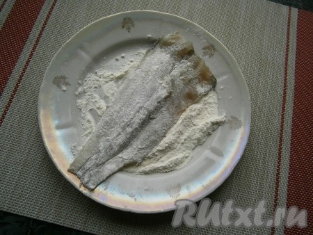 Далее каждую рыбку обвалять в муке со всех сторон.
