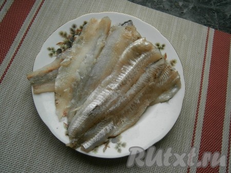 Таким образом разделать всю корюшку, вымыть её, обсушить, каждая рыбинка должна быть в распластанном виде.
