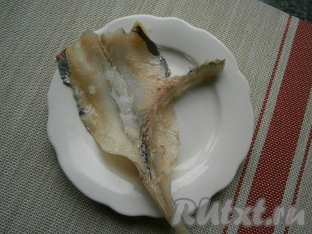 Удалить голову, хвост, внутренности, плавники у каждой рыбы, а затем аккуратно, подрезая острым ножом, удалить полностью и хребет.
