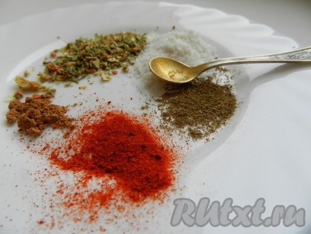 Фарш смешать с паприкой, смесью специй для мяса, молотым мускатным орехом и солью, тщательно перемешать.
