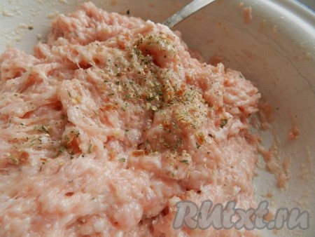 Если фарш получается слишком густым, можно добавить в него 1-2 столовых ложек холодного молока.
