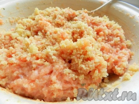 Смешать фарш с готовым кускусом.
