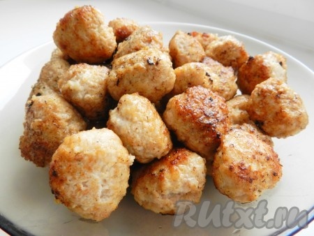 На сковороде, разогретой с растительным маслом, на среднем огне обжарить тефтели с двух сторон до золотистой корочки.
