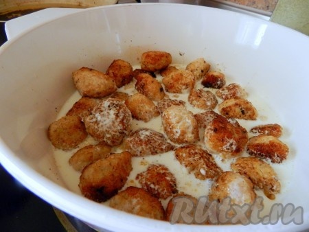 Сложить тефтели в кастрюлю с толстым дном. 150 мл сметаны разбавить 50 мл холодной воды, тщательно перемещать получившийся сметанный соус (можно его немного посолить), затем вылить его в кастрюлю с тефтелями. Поставить кастрюлю на огонь, дать соусу закипать, а затем тушить тефтели в сметанном соусе на медленном огне под крышкой 30 минут.
