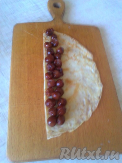 Выложите каждую начинку отдельно в ряд на край половинки большого блина.