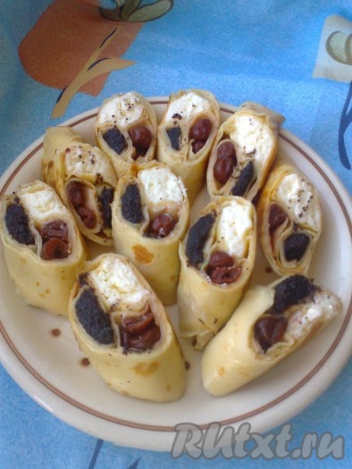 Выложите нарезанные блины "Вкусное трио" на тарелку и подавайте, присыпав, по желанию, сахарной пудрой с чашечкой ароматного чая.
