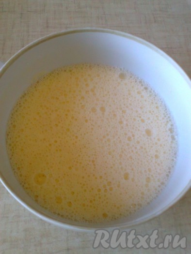 Затем постепенно добавляем муку, соль, сахар и снова всё хорошенько смешиваем с помощью венчика (или блендера). Я использовала блендер.
