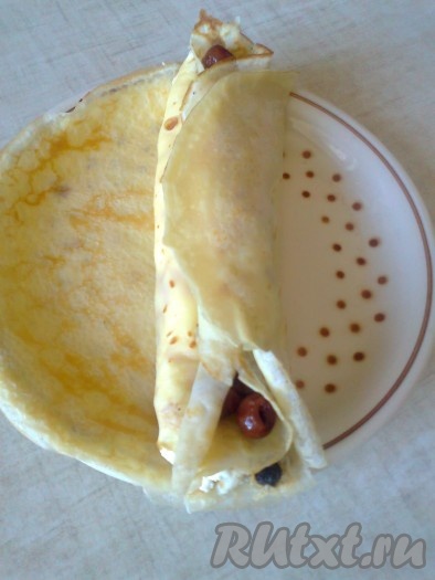 Заверните в один большой рулет блин вместе с трубочками из блинов.