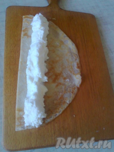 Выложите каждую начинку отдельно в ряд на край половинки большого блина.