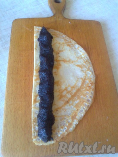 Выложите каждую начинку отдельно в ряд на край половинки большого блина.