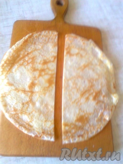 Четыре блина разрезаем пополам. Получается 8 половинок.