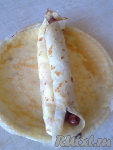 В результате из 8 половинок блинов получатся 3 половинки с творожной начинкой, 3 половинки с маковой начинкой и 2 половинки с вишнёвой начинкой. В дальнейшем на каждый целый блин будет выкладываться по 3 половинки блинчика с начинками, то есть одной половинки блина (девятой) не хватит, поэтому на одну из восьми половинок можно выложить не творожную начинку, а творожную начинку вместе с вишнёвой.

После чего по центру одного большого блина выложите три свёрнутых половинки блина с разными начинками.