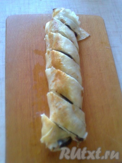 Разрежьте каждый готовый свёрнутый блин на части наискосок.&nbsp;
