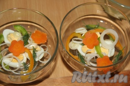 Добавить цветочки из моркови и веточки зелени.
