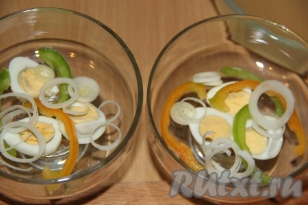 Выложить в формы кольца лука-порея и нарезанный перец, чередуя слои.
