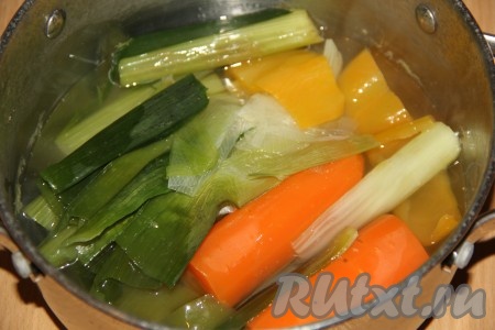 Снять кастрюлю с огня и полностью остудить овощной бульон.
