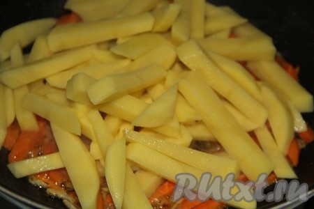 Очистить картофель, нарезать на брусочки и выложить в сковороду к обжаренным овощам.
