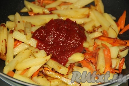 Затем добавить томатную пасту.
