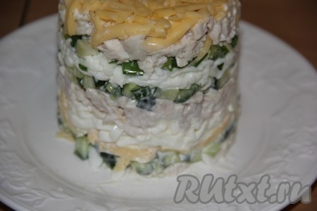 Перевернуть кружку на плоскую тарелку и потянуть за пищевую плёнку. Салатик останется на тарелке. Аккуратно снять плёнку.