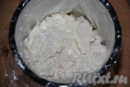 Смазать слой курицы майонезом.

