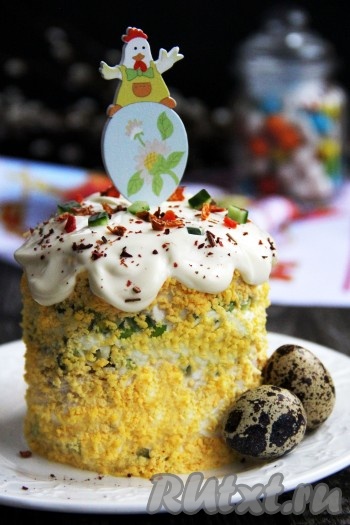 Яичные желтки мелко раскрошить и обсыпать бока салата. Верх салатика можно украсить подтёками майонеза, а затем выложить кусочки огурца (или цветного перца), посыпать сухими специями. Пасхальный салат с курицей, сыром, яйцами и огурцом, сформированный в виде кулича, готовится просто и достаточно быстро, а получается красивым, нежным и очень вкусным. Он несомненно будет очень достойно смотреться на праздничном столе!