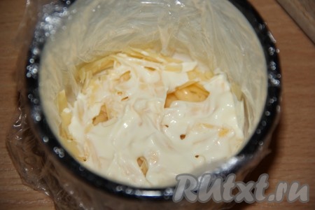 Смазать слой сыра майонезом.

