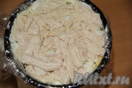 Повторить, чуть утрамбовывая, слои пасхального салата: оставшийся сыр, натёртый на крупной тёрке, смазать майонезом, треть куриного мяса, смазать майонезом, зелёный лук, оставшиеся белки, смазать майонезом, выложить нарезанные огурцы. Верхним слоем выложить оставшуюся треть куриного мяса, равномерно распределить.
