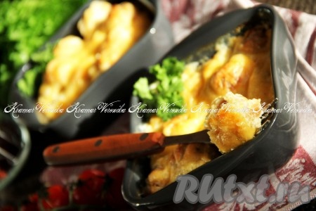 Запекать пельмени со сметаной и сыром в духовке при температуре 200 градусов, примерно, 25-30 минут. Блюдо получается и вкусным, и сытным, оно точно внесёт разнообразие в повседневное меню!