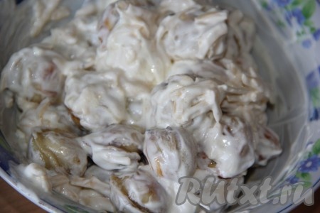 Пельмени аккуратно перемешать со сметаной и сыром.
