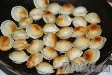 Обжарить пельмени с двух сторон до золотистой корочки на среднем огне (я обжаривала пельмени 7 минут), дать остыть.
